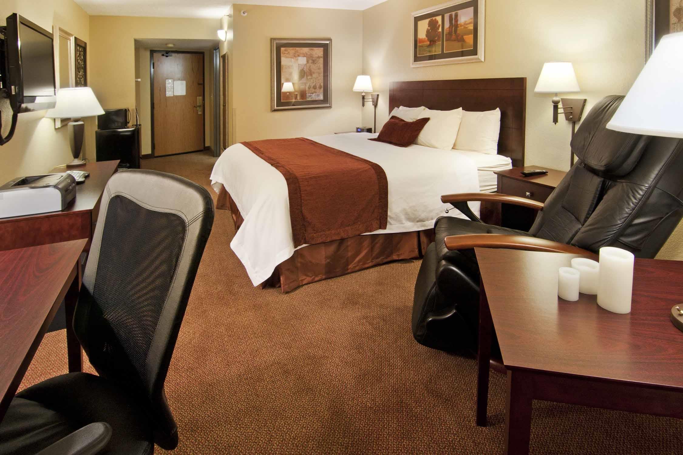 Best Western Plus Dakota Ridge Иган Номер фото